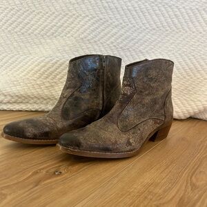DibaTrue leather booties. Very gently used. Size 9.5.